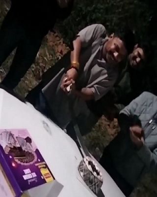 भाजयुमो नेता ने तलवार से काटा केक, पुलिस ने दर्ज किया मामला