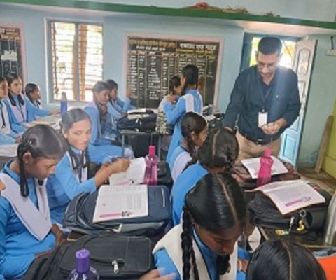 प्रोजेक्ट आओ बांटे खुशियां के तहत शासकीय कर्मचारियों ने अपने जन्मदिन पर बच्चों के संग साझा की खुशियां