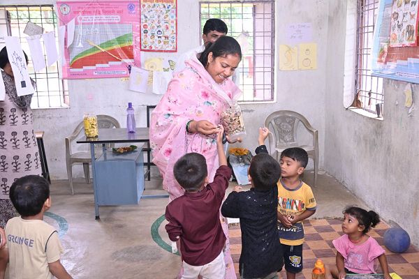 महिला एवं बाल विकास मंत्री श्रीमती राजवाड़े सरगुजा संभाग के दौरे पर