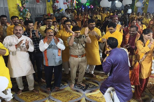 श्रीमद् भागवत कथा के दौरान भजनों पर पुलिस अधीक्षक एवं पुलिस परिवार व श्रद्धालुओं हुए भावविभोर*