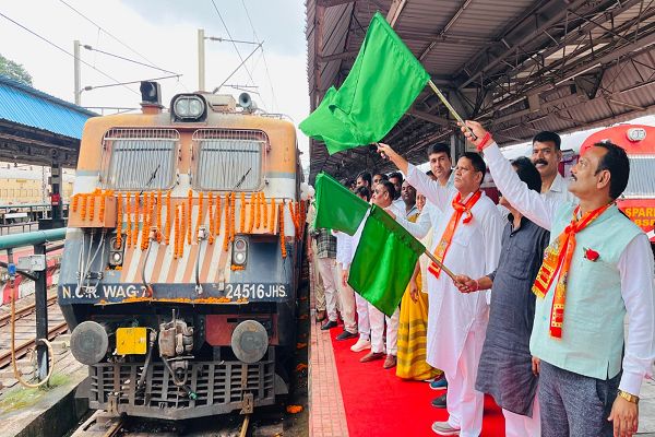  माननीय जिला पंचायत अध्यक्ष बिलासपुर श्री राजेश सूर्यवंशी जी ने बिलासपुर संभाग के यात्रियों को हरी झंडी दिखाकर रवाना किया