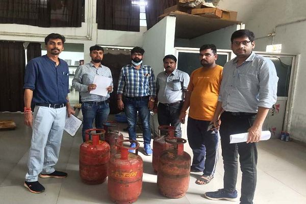 व्यावसायिक प्रतिष्ठानों में घरेलू गैस सिलेंडर का उपयोग...