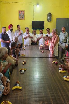  प्रधानमंत्री नरेंद्र मोदी के जन्मदिवस पर वृद्धाश्रम, बाल आश्रम और जिला अस्पताल में फल वितरण*  