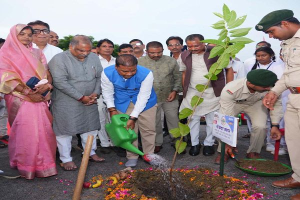  वन मंत्री श्री केदार कश्यप ने आज ट्रिपल आईटी परिसर नवा रायपुर में किया वृक्षारोपण