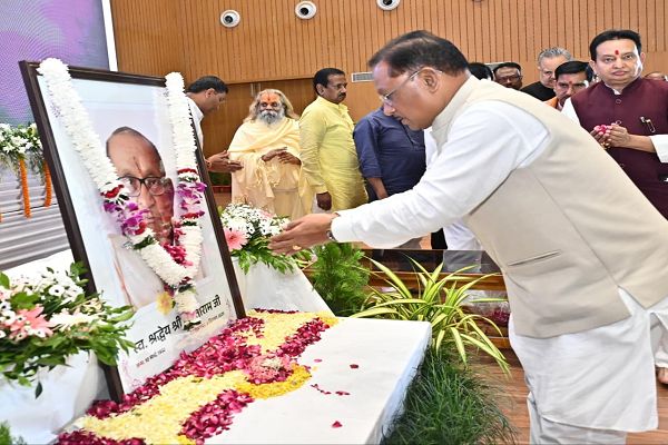  मुख्यमंत्री श्री विष्णुदेव साय ने श्रद्धेय शांताराम सर्राफ को अर्पित की श्रद्धांजलि