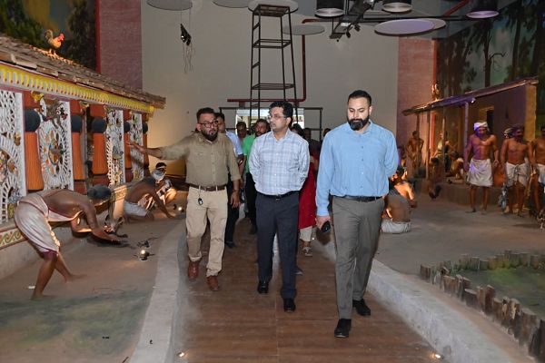 शहीद वीर नारायण सिंह संग्रहालय के निर्माण कार्य का प्रमुख सचिव श्री सोनमणि बोरा द्वारा निरीक्षण