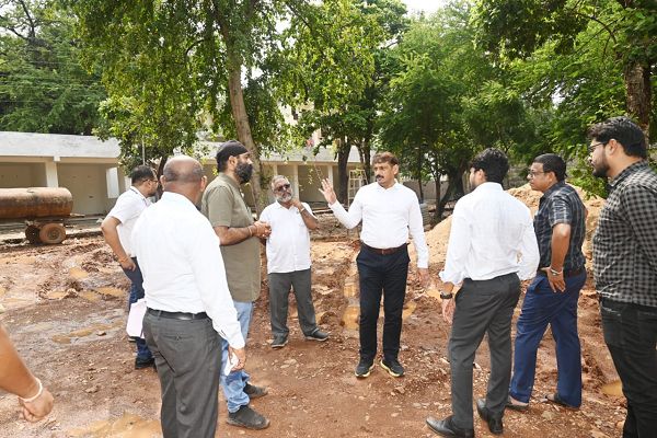  उद्यान और चौपाटी की धीमी रफ्तार पर कलेक्टर हुए नाराज, ठेकेदार और अधिकारी को दी चेतावनी ढिलाई बर्दाश्त नहीं