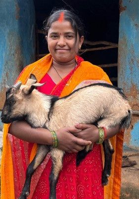 आत्मनिर्भरता की मिसाल : बकरी पालन से सविता रजक बनीं ग्रामीण महिलाओं की प्रेरणा