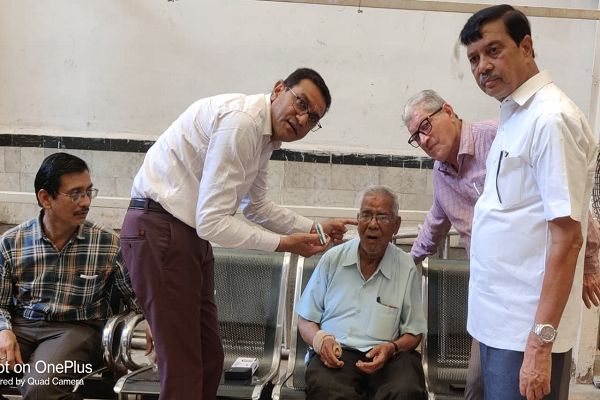  जैन संवेदना ट्रस्ट ने 9 बुजुर्गों को बांटे श्रवण यन्त्र