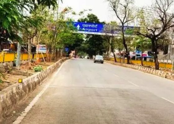 VIP रोड वन-वे: एयरपोर्ट जाने के लिए मुख्य सड़क, वापसी सर्विस रोड से...