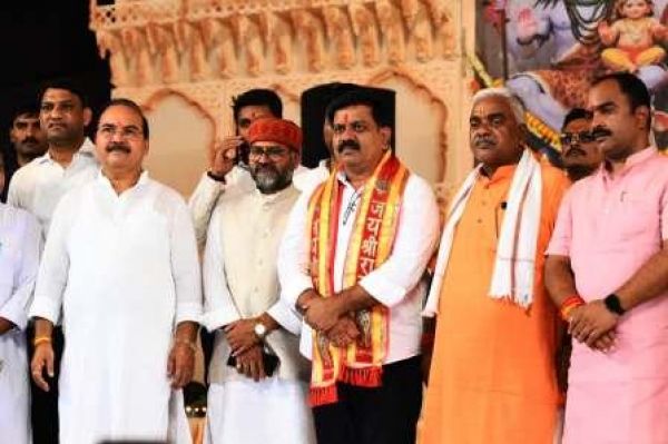 गृह मंत्री शर्मा श्रीराम कथा श्रवण करने खुर्सीपार पहुंचे