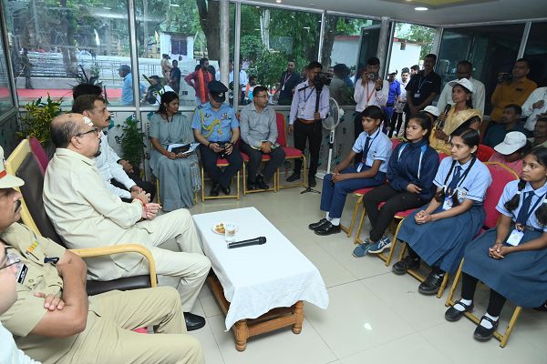  राज्यपाल श्री रमेन डेका ने मेधावी बच्चों से की संवाद और दिए मार्गदर्शन