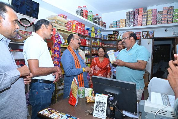  उप मुख्यमंत्री अरुण साव ने जीएसटी बचत उत्सव पर व्यापारियों से की चर्चा,