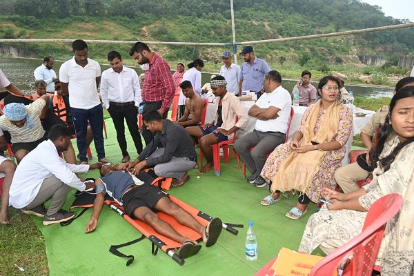 छीरपानी जलाशय में ओवरफ्लो, रातभर फँसे रहे चार ग्रामीणों को  राहत एवं बचाव दल ने  सुरक्षित निकाला 