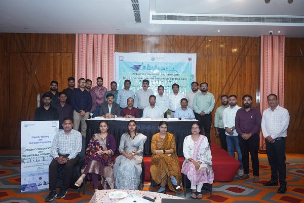  ऊर्जा संरक्षण एवं सतत भवन संहिता पर आधारित कार्यशाला में आये प्रतिभागियों को क्रेडा, सी.ई.ओ. श्री राजेश सिंह राणा ने किया संबोधित