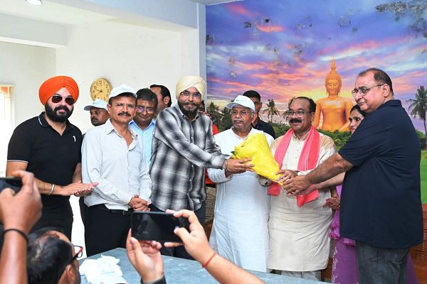  उप मुख्यमंत्री श्री अरुण साव और अधिकारियों ने किया श्रमदान