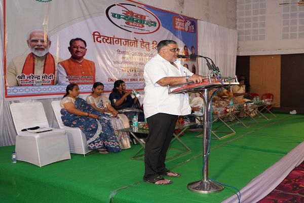 पर्यटन एवं संस्कृति मंत्री श्री राजेश अग्रवाल ने दिव्यांगजनों को ट्रायसायकल एवं व्हीलचेयर का किया वितरण