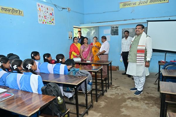 शिक्षा मंत्री श्री गजेन्द्र यादव ने दुर्ग जिले के स्कूलों का औचक निरीक्षण किया