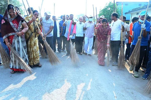 उप मुख्यमंत्री श्री अरुण साव की अगुवाई में महामाया मंदिर से अस्पताल तक सफाई