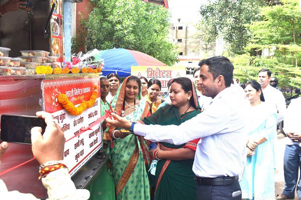 दुर्ग में मिलेट्स व्यंजनों की मोबाइल फूड वैन का शुभारंभ