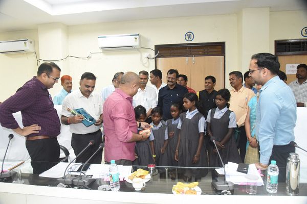 शिक्षा की मुख्यधारा से जुड़े उत्साहित पहाड़ी कोरवा बच्चों ने कलेक्टर से की मुलाकात