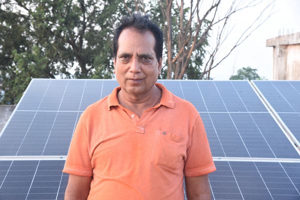 सौर ऊर्जा से आत्मनिर्भर बना लखनपुर के सदानंद गुप्ता