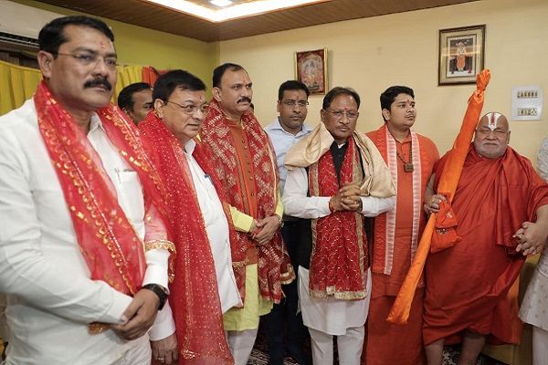 मुख्यमंत्री विष्णु देव साय ने जगद्गुरू श्री रामभद्राचार्य के दर्शन कर लिया आशीर्वाद,