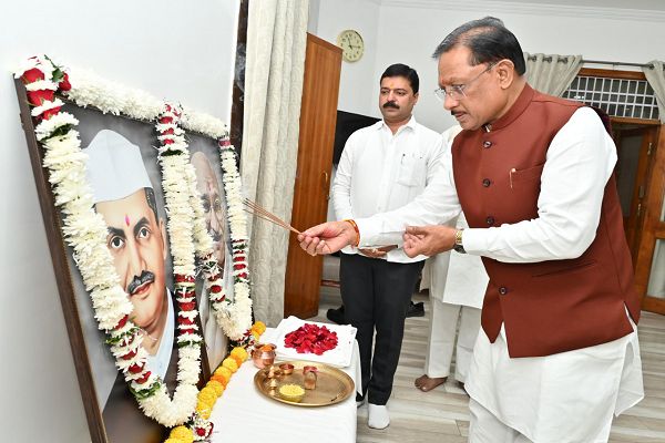 मुख्यमंत्री श्री साय ने राष्ट्रपिता महात्मा गांधी और पूर्व प्रधानमंत्री श्री लाल बहादुर शास्त्री को उनकी जयंती पर किया नमन