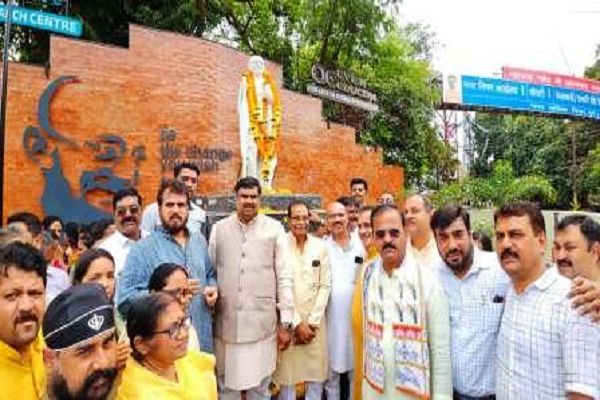 गांधी जयंती पर दुर्ग में कैबिनेट मंत्री गजेन्द्र यादव ने किया माल्यार्पण