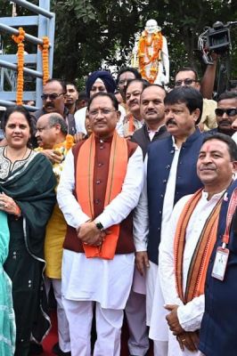 मुख्यमंत्री श्री विष्णुदेव साय ने राष्ट्रपिता महात्मा गांधी और पूर्व प्रधानमंत्री श्री लाल बहादुर शास्त्री की प्रतिमा पर किया माल्यार्पण