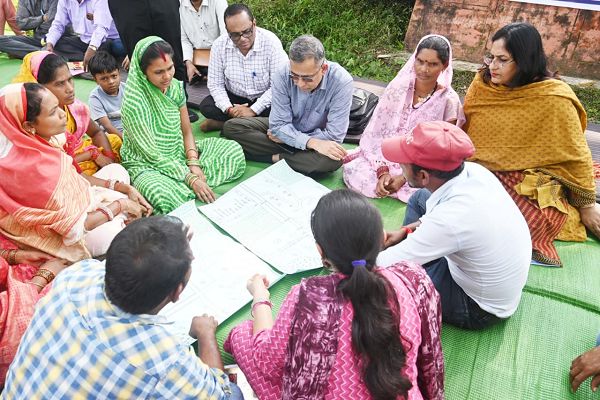  आदि कर्मयोगी अभियान के राज्य नोडल अधिकारी श्री एम. राज मुरूगन कबीरधाम के ग्रामीणों से किया सीधा संवाद