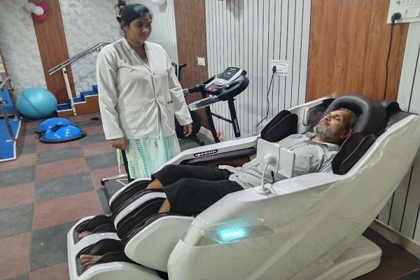 स्वास्थ्य देखभाल केन्द्र में बुजुर्गों को मिलने लगी राहत, फिजियोथेरेपी और पंचकर्म कराने पहुंच रहे हैं मरीज