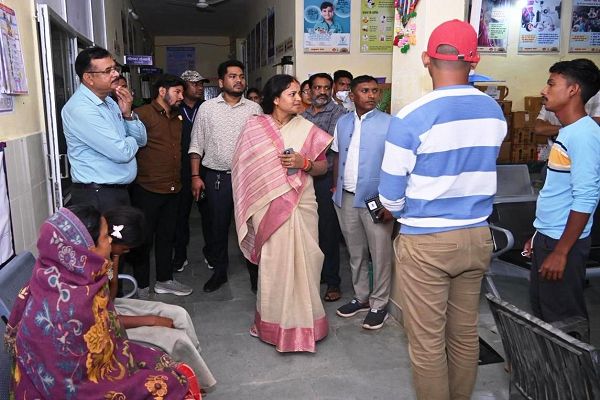  मंत्री श्रीमती लक्ष्मी राजवाड़े ने सूरजपुर जिले के ग्राम भांड़ी में उल्टी-दस्त से पीड़ित ग्रामीणों से की मुलाकात