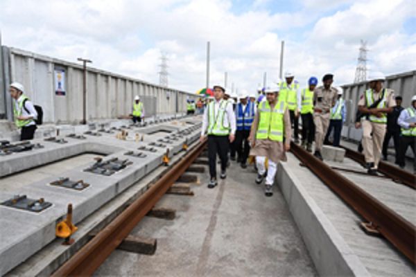 रेल मंत्री और जापान के परिवहन मंत्री ने मुंबई&ndash;अहमदाबाद एचएसआर कॉरिडोर का दौरा किया