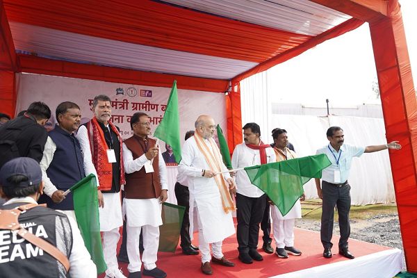 केंद्रीय गृह मंत्री और मुख्यमंत्री ने मुख्यमंत्री ग्रामीण बस योजना का किया शुभारंभ