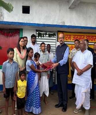 राज्यपाल ने पीएम जनमन आवास हितग्राही को सौंपी चाबी