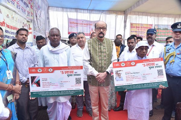 राज्यपाल श्री रमेन डेका ने पीएम आवास योजना के हितग्राहियों को किया सम्मानित