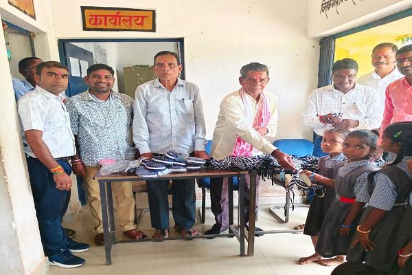  हड़गांव स्कूल में बच्चों को बांटी गई टाई-बेल्ट, 