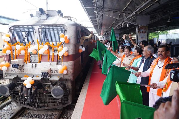 रामलला दर्शन के लिए रवाना हुए श्रद्धालु, सांसद बृजमोहन ने दिखाई झंडी