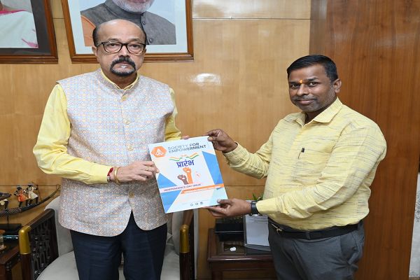 राज्यपाल श्री डेका को &lsquo;प्रारंभ&lsquo; पत्रिका का विशेषांक भेंट
