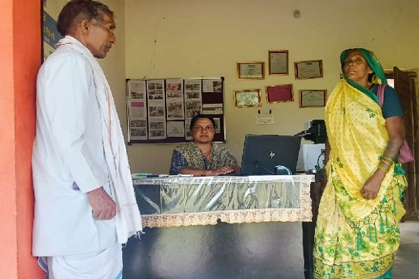 बैंक सखी बालेश्वरी गांव-गांव में पहुंचा रहीं हैं बैंकिंग सुविधाएं