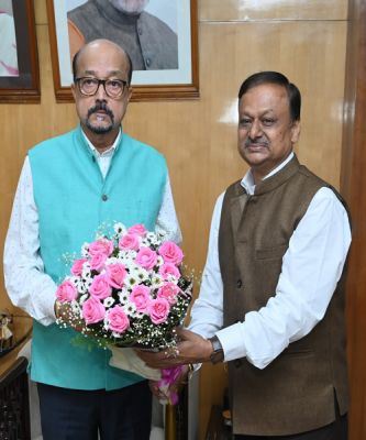  राज्यपाल श्री डेका से डॉ. सी.व्ही. रमन विश्वविद्यालय के कुलपति ने सौजन्य भेंट की