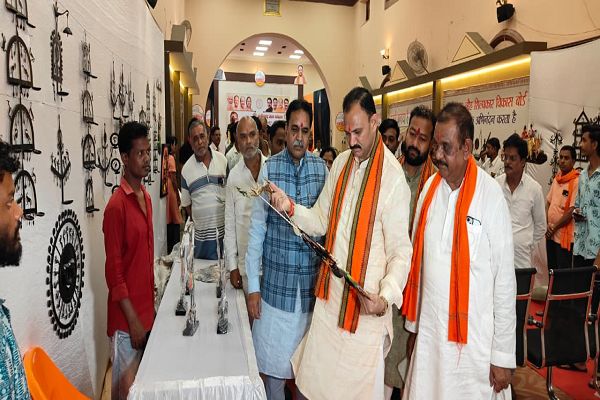 स्वास्थ्य मंत्री ने किया लौह शिल्प प्रदर्शनी व बिक्री केंद्र का शुभारम्भ