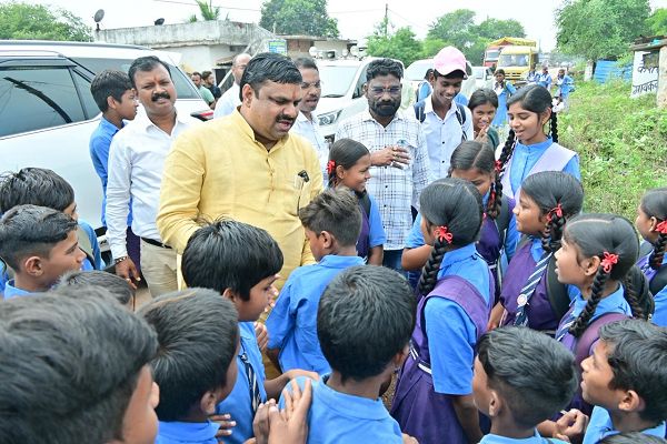  शिक्षा मंत्री गजेन्द्र यादव ने विद्यार्थियों से की आत्मीय भेंट, अनुशासन और लगन को बताया सफलता का मंत्र