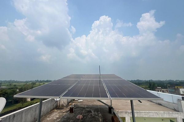 घर की छत से मिल रही ऊर्जा