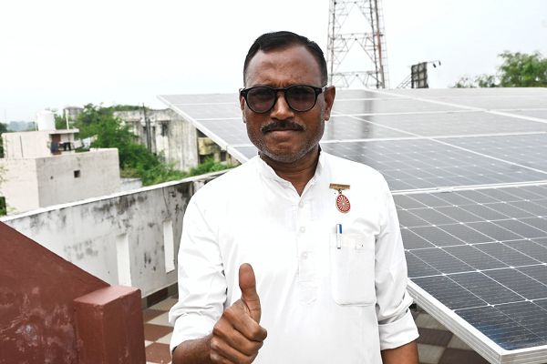 पीएम सूर्यघर मुफ्त बिजली योजना से लखन लाल को मिला दोहरा लाभ,घर और व्यवसायिक प्रतिष्ठान दोनों में उजाला और बचत का संगम