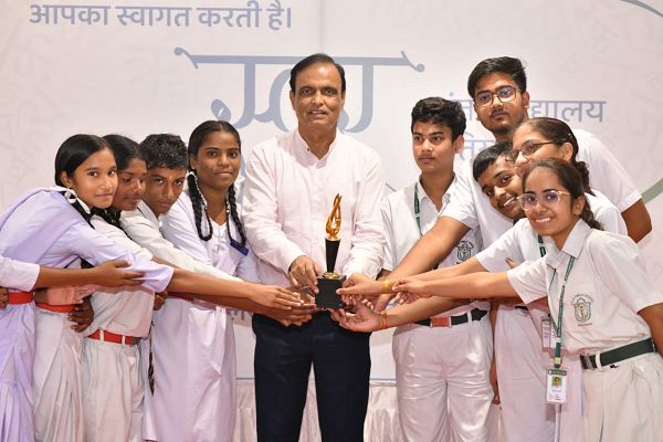  बालको ने 'स्वर' हिंदी उत्सव का किया सफल आयोजन