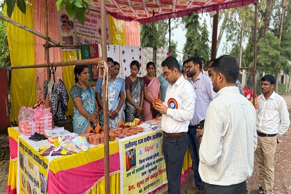  दीवाली पर &lsquo;महिला उद्यमिता स्टॉल&rsquo; में झलकी बिहान की चमक