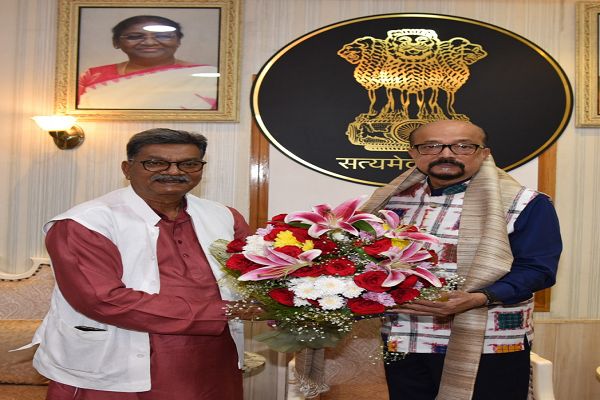 राज्यपाल श्री रमेन डेका से छत्तीसगढ़ विधानसभा के नेता प्रतिपक्ष डॉ. महंत ने सौजन्य भेंट की