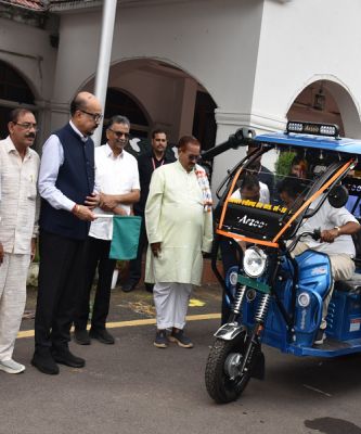  राज्यपाल श्री डेका ने सरस्वती शिक्षा संस्थान को प्रदान किए चार ई-रिक्शे